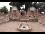 07977 ostia - regio v - insula ii - domus del protiro (v,ii,4-5) - raum (32 - e) - hof mit nymphaeum - 2019.jpg